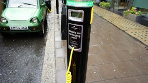 coche-electrico-recarga