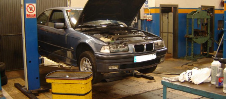 Mantenimiento de un coche - Foto: www.elblogalternativo.com