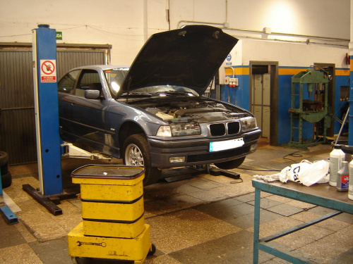 Mantenimiento de un coche - Foto: www.elblogalternativo.com